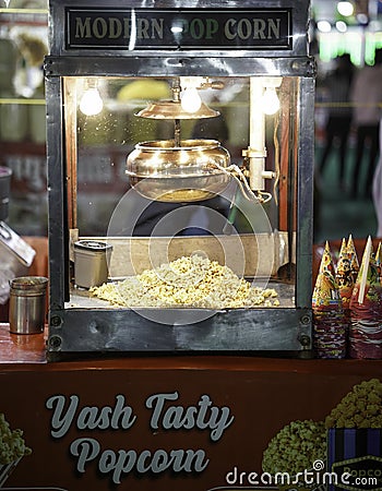28 NOV, raipur, chhattisgar, Scattered salted popcorn, Texture. Film and cinema concept, popcorn selling in popcorn machine, Stock Photo
