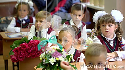 Novosibirsk, Russie - 1er septembre 2018 Les étudiants et le professeur de première catégorie sont dans la salle de classe d'écol clips vidéos Novosibirsk, Russie - 1er septembre 2018 Les étudiants et le professeur de première catégorie sont dans la salle de classe d'écol clips vidéos
