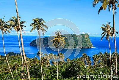 Nu `utele Island of volcanic tuff ring in deep blue waters of Pac Stock Photo