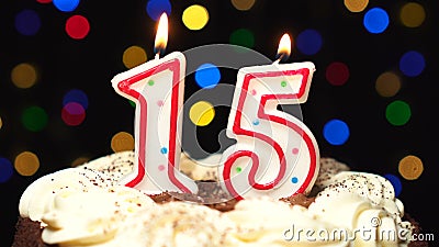 Nummer 15 bovenop cake - vijftien verjaardagskaars het branden - slag uit aan het eind Kleur vage achtergrond stock videobeelden Nummer 15 bovenop cake - vijftien verjaardagskaars het branden - slag uit aan het eind Kleur vage achtergrond stock videobeelden