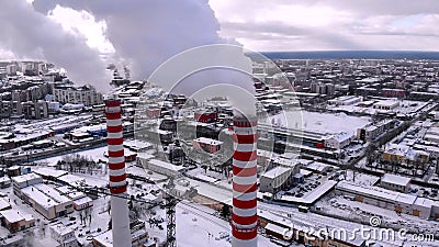 Nuvens aéreas de vista superior da central industrial do eletro do calor da torre refrigerando de fumo e de vapor filme Nuvens aéreas de vista superior da central industrial do eletro do calor da torre refrigerando de fumo e de vapor filme