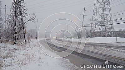 NY USA am 13. Januar 2018: Winter, Schnee, Blizzard, schlechte Sicht auf der Straße Auto während eines Blizzards auf der Straße m stock video footage NY USA am 13. Januar 2018: Winter, Schnee, Blizzard, schlechte Sicht auf der Straße Auto während eines Blizzards auf der Straße m stock video footage