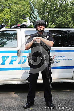 NYPD counter terrorism officer providing security Editorial Stock Photo