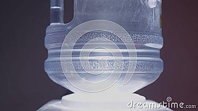 Närbild av vattenflaskan i kylare på svart bakgrund actinium Mest ren vatten i kylare med bubblor exponeras med arkivfilmer Närbild av vattenflaskan i kylare på svart bakgrund actinium Mest ren vatten i kylare med bubblor exponeras med arkivfilmer
