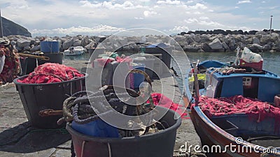 O barco de pesca estacionou perto do cais, redes de tração que encontram-se nas cestas, empresa de pequeno porte vídeos de arquivo O barco de pesca estacionou perto do cais, redes de tração que encontram-se nas cestas, empresa de pequeno porte vídeos de arquivo