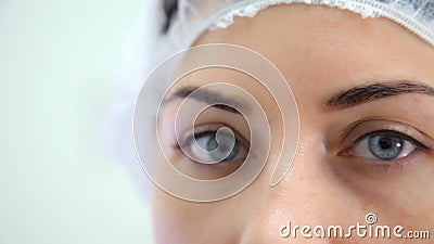 O Cosmetologist que aplica o permanent compõe na tatuagem da sobrancelha das sobrancelhas video estoque O Cosmetologist que aplica o permanent compõe na tatuagem da sobrancelha das sobrancelhas video estoque