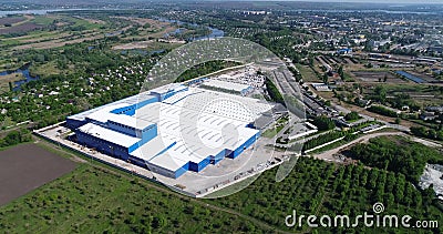 O exterior de uma grande planta de produção ou fábrica moderna, exterior industrial, exterior moderno da produção vídeos de arquivo O exterior de uma grande planta de produção ou fábrica moderna, exterior industrial, exterior moderno da produção vídeos de arquivo