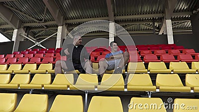 O fã de esportes despertou o amigo no estádio O fã de esportes despertou o amigo no estádio