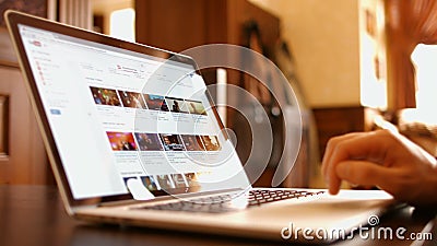 O homem no café leu a site youtube O homem no café leu a site youtube