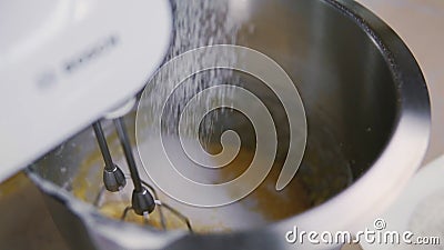 O pasteleiro mistura as gemas e o açúcar em uma bacia do metal Fim do movimento lento acima vídeos de arquivo O pasteleiro mistura as gemas e o açúcar em uma bacia do metal Fim do movimento lento acima vídeos de arquivo