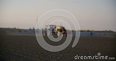 O pulverizador do trator fertiliza no campo com produtos químicos no campo da agricultura filme O pulverizador do trator fertiliza no campo com produtos químicos no campo da agricultura filme