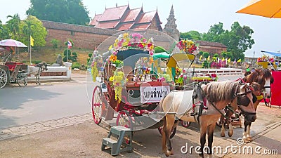 O transporte do cavalo no templo, Lampang, Tailândia video estoque O transporte do cavalo no templo, Lampang, Tailândia video estoque