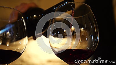O vinho da garrafa é derramado em um vidro filme O vinho da garrafa é derramado em um vidro filme