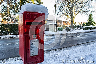 OAKHAM, RUTLAND, ENGLAND- 25 JANUARY 2021: Royal Mail post box covered in snow Editorial Stock Photo