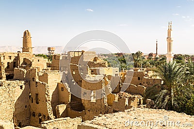 Oasis, ruins of ancient middle eastern Arab town built of mud bricks, old mosque, minaret. Al Qasr, Dakhla, Western Desert, Egypt. Stock Photo