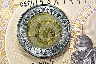 Obverse side of Egyptian 1 LE EGP One Egyptian pound coin on Egyptian banknote Stock Photo