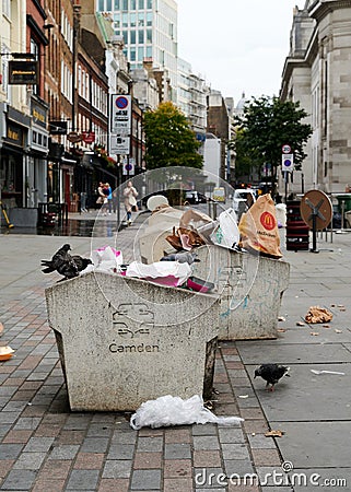 14 oct 2022 - london uk: london street with rubbish and litter and crows Editorial Stock Photo