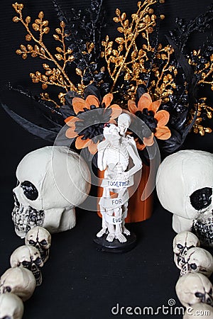 October Halloween wedding, with orange and black flower arrangement, skulls, spiders Stock Photo