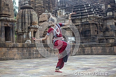 Odissi dancer wears traditional costume and posing in front of Mukteshvara Temple,Bhubaneswar, Odisha, India Stock Photo