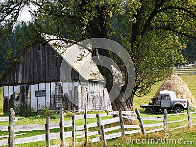 Old car and stable in Cheile Gradistei, Romania Stock Photo