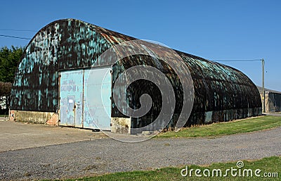 Old derelict Nissen Hut. Alternative lifestyle option Stock Photo