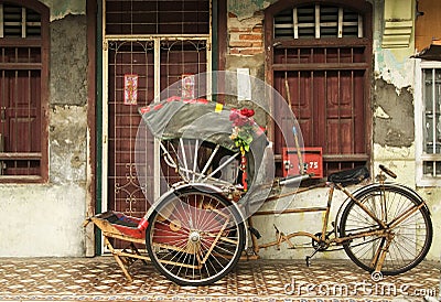 Old red rickshaw and heritage house, Penang, Malaysia Stock Photo