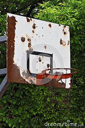 Old and rusty basketball board in schoolyard - rusty chain - slam dunk nba Stock Photo