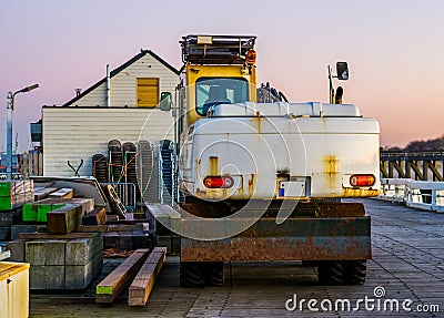 Old rusty excavator from the back, vintage digger machine, construction and ground mover equipment Stock Photo