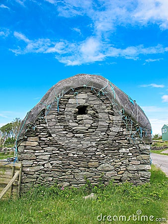 Old Stone debilitated thatched cottage Stock Photo