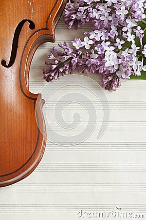 Old Violin and lilac flowers on white wooden background. Stringed musical instrument. Close up, top wiev, Love spring background Stock Photo