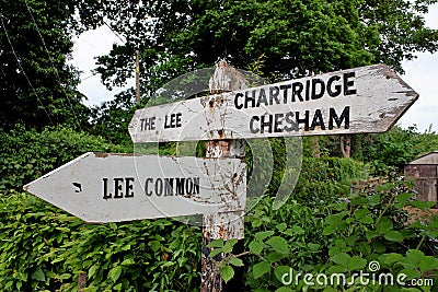 Old wooden signpost with directions to The Lee, Lee Common and Chartridge and Chesham Stock Photo