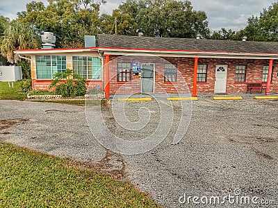 An older commercial strip centerâ–ª consists of four rentals, a cafe occupies the West end Tampa Florida Stock Photo