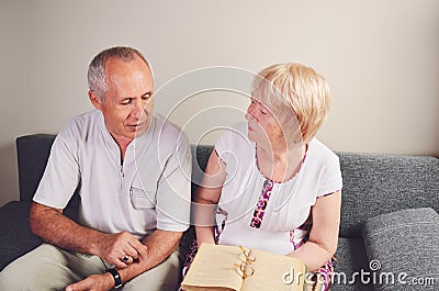 https://thumbs.dreamstime.com/x/older-man-woman-years-old-talking-discussing-book-men-women-horizontal-58559340.jpg