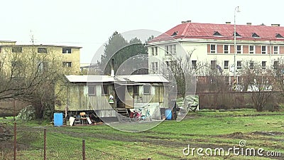 OLOMOUC, RÉPUBLIQUE TCHÈQUE, LE 18 JANVIER 2018 : Une maison de remorque pour les nomades gitans dans la ville, gitans en hiver f clips vidéos OLOMOUC, RÉPUBLIQUE TCHÈQUE, LE 18 JANVIER 2018 : Une maison de remorque pour les nomades gitans dans la ville, gitans en hiver f clips vidéos
