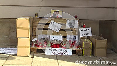 OLOMOUC, TSCHECHISCHE REPUBLIK, AM 1. MÄRZ 2018: Eine Gedenkstätte mit brennenden Kerzen und Fotografien von ermordetem slowakisc stock video OLOMOUC, TSCHECHISCHE REPUBLIK, AM 1. MÄRZ 2018: Eine Gedenkstätte mit brennenden Kerzen und Fotografien von ermordetem slowakisc stock video