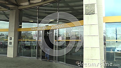 OLOMOUC, ΔΗΜΟΚΡΑΤΊΑ ΤΗΣ ΤΣΕΧΊΑΣ, ΣΤΙΣ 5 ΜΑΡΤΊΟΥ 2018: Είσοδος μέσω της αυτόματης πόρτας στο οικονομικό κτίριο γραφείων στην πόλη φιλμ μικρού μήκους OLOMOUC, ΔΗΜΟΚΡΑΤΊΑ ΤΗΣ ΤΣΕΧΊΑΣ, ΣΤΙΣ 5 ΜΑΡΤΊΟΥ 2018: Είσοδος μέσω της αυτόματης πόρτας στο οικονομικό κτίριο γραφείων στην πόλη φιλμ μικρού μήκους