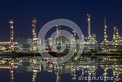 Onshore refinery in twilight to exact hydrocarbon to fuel and petrochemical product. Stock Photo