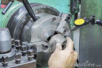 Operator setup turning part on manual lathe machine Stock Photo