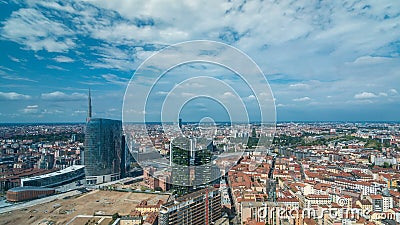 Opinião aérea de Milão de torres e arranha-céus modernos e a estação de trem de Garibaldi no timelapse do distrito financeiro video estoque Opinião aérea de Milão de torres e arranha-céus modernos e a estação de trem de Garibaldi no timelapse do distrito financeiro video estoque