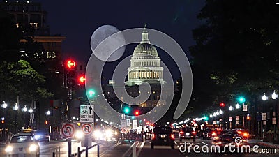 Opinião de Timelapse da noite do tráfego da avenida de Pensilvânia e da abóbada do Capitólio com lua video estoque Opinião de Timelapse da noite do tráfego da avenida de Pensilvânia e da abóbada do Capitólio com lua video estoque