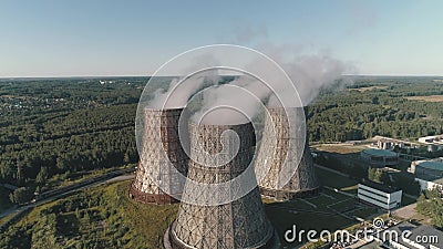 Opinión aérea sobre la central eléctrica de trabajo Torre de enfriamiento de la central nuclear Central eléctrica Coal-burning almacen de video Opinión aérea sobre la central eléctrica de trabajo Torre de enfriamiento de la central nuclear Central eléctrica Coal-burning almacen de video