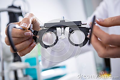 Optometrist holding messbrille Stock Photo