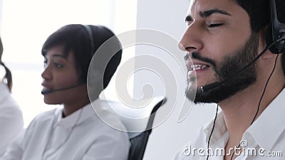 Opérateur de centre d'attention téléphonique Homme dans le fonctionnement de casque au centre de contact clips vidéos Opérateur de centre d'attention téléphonique Homme dans le fonctionnement de casque au centre de contact clips vidéos