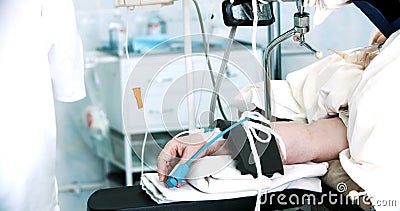 Opération laparoscopique Main d'un patient Médecine, chirurgie, concept de soins de santé Filmé sur RED 4k, espace couleur 10 bit banque de vidéos Opération laparoscopique Main d'un patient Médecine, chirurgie, concept de soins de santé Filmé sur RED 4k, espace couleur 10 bit banque de vidéos