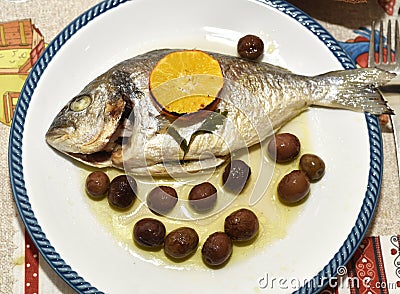 Orata al forno con le olive Stock Photo