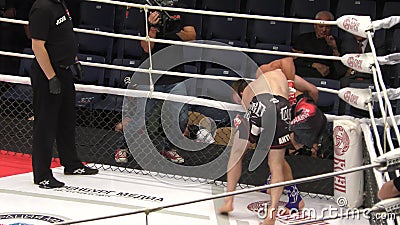 Orenburg, Rusia - 30 de agosto de 2019: Hombres compiten artes marciales mixtas MMA - M - 1 Desafío 104 metrajes Orenburg, Rusia - 30 de agosto de 2019: Hombres compiten artes marciales mixtas MMA - M - 1 Desafío 104 metrajes
