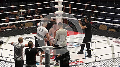 Orenburg, Rusia - 30 de agosto de 2019: Hombres compiten artes marciales mixtas MMA - M - 1 Desafío 104 metrajes Orenburg, Rusia - 30 de agosto de 2019: Hombres compiten artes marciales mixtas MMA - M - 1 Desafío 104 metrajes