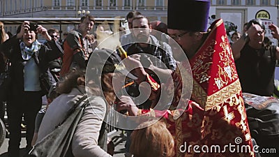 Orthodoxer Priester besprüht Weihwasser zu den Leuten Radfahrerparade und -show stock video Orthodoxer Priester besprüht Weihwasser zu den Leuten Radfahrerparade und -show stock video
