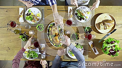 Os amigos caucasianos da tabela quatro aéreos da vista superior que comem o almoço, bebendo, brindam junto com a galinha, sala, b vídeos de arquivo Os amigos caucasianos da tabela quatro aéreos da vista superior que comem o almoço, bebendo, brindam junto com a galinha, sala, b vídeos de arquivo