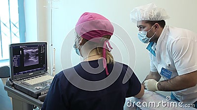 Os doutores fazem o diagnóstico do organismo usando um diagnóstico audiovisual vídeos de arquivo Os doutores fazem o diagnóstico do organismo usando um diagnóstico audiovisual vídeos de arquivo